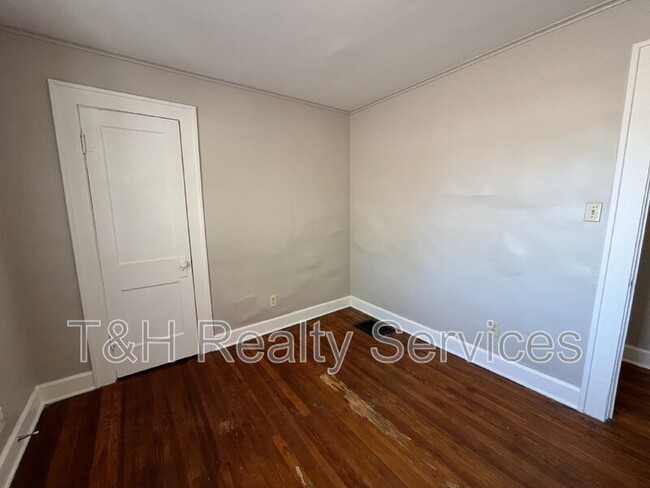 Building Photo - 608 N Chester Ave