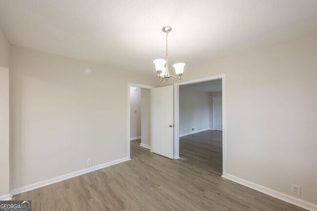 Building Photo - 2058 River Rd