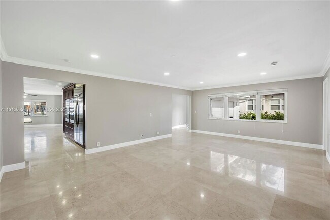 Building Photo - 633 Solar Isle Dr