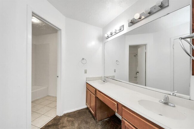 Building Photo - 13610 Piney Oaks Dr