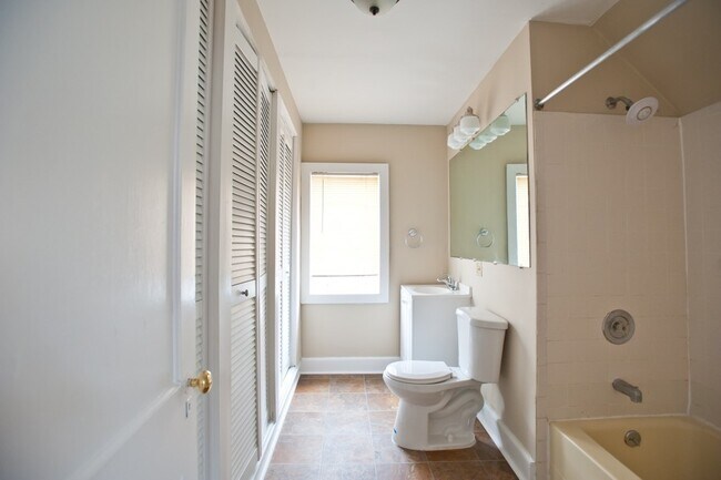 Building Photo - 2216 E Ivanhoe Pl
