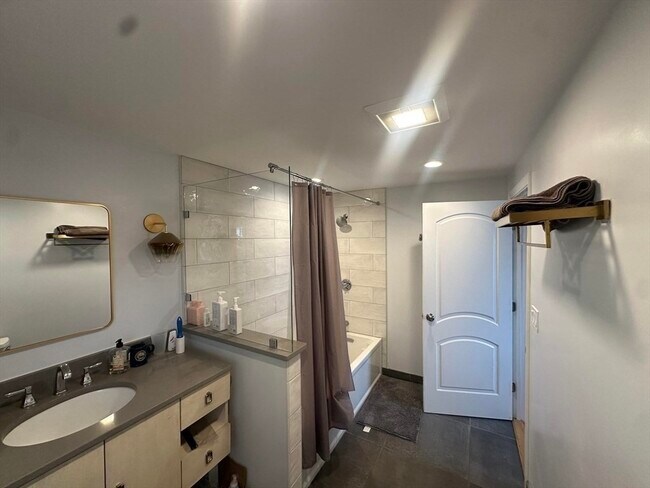 Building Photo - 21 Swan Ave