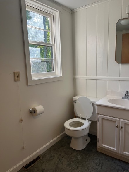 Building Photo - 103 Pequotsepos Rd