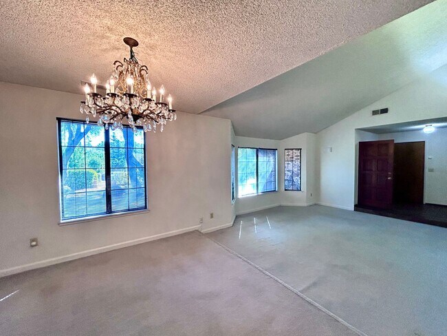 Building Photo - Three Bedroom Two Bathroom Home in Rescue