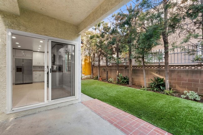 Building Photo - Gorgeous 3+3 Private Single Family Townhou...