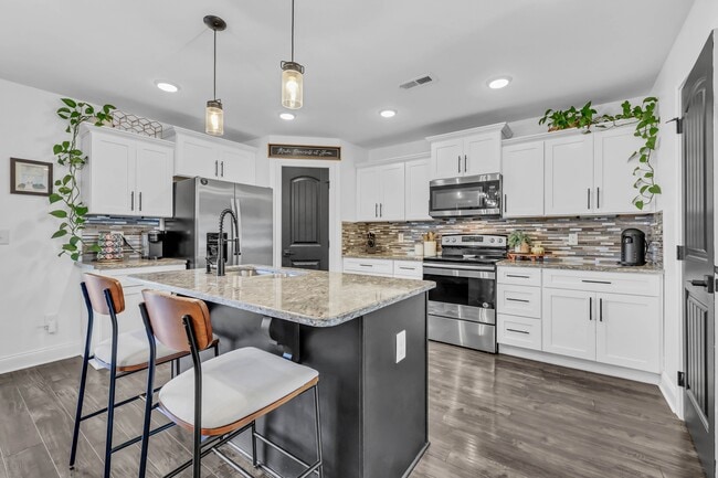 Building Photo - 505 Sourwood Dr