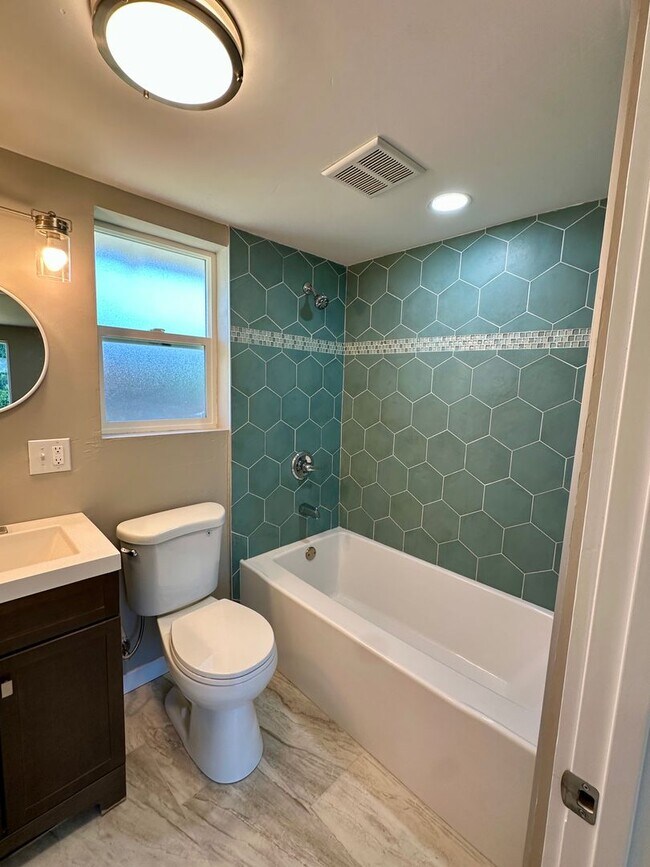 Building Photo - Beautiful 3 bedroom 3 bath Two Story House