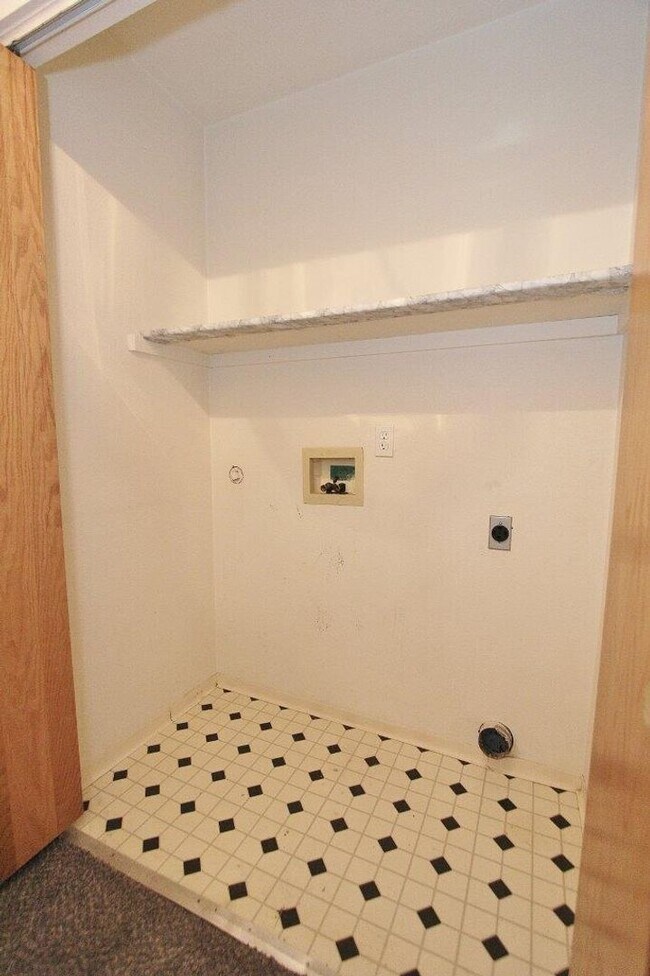 Building Photo - Single-Level Unit w/1-Car Garage