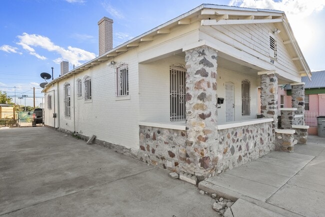 Building Photo - 3418 Yandell Dr