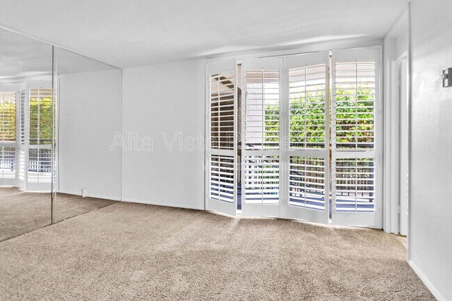 Building Photo - 3916 Riviera Dr