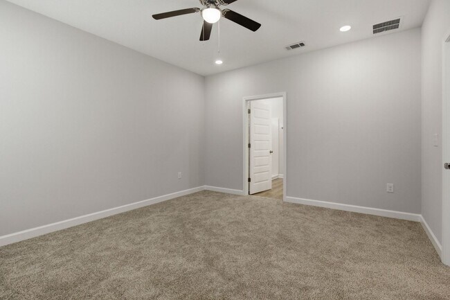 Building Photo - New 4 Bedroom in CRESTVIEW!!