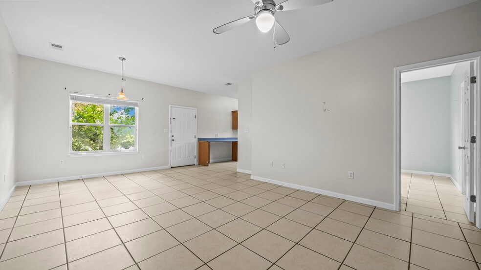 Building Photo - 601 S Cedar St