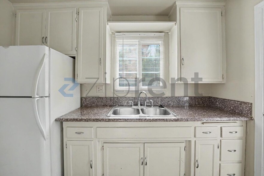Building Photo - Unit