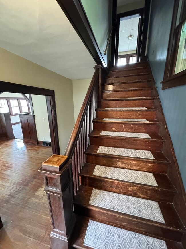 Building Photo - 4 bedroom 1.5 bath Home in Moline