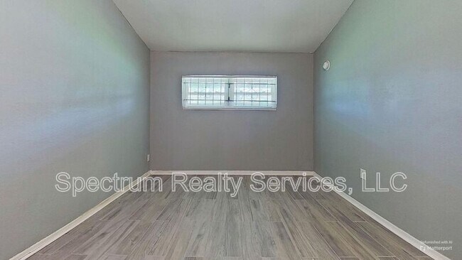 Building Photo - 9276 Greenleaf Rd