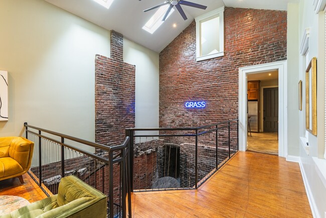 Building Photo - 717 Lampton St