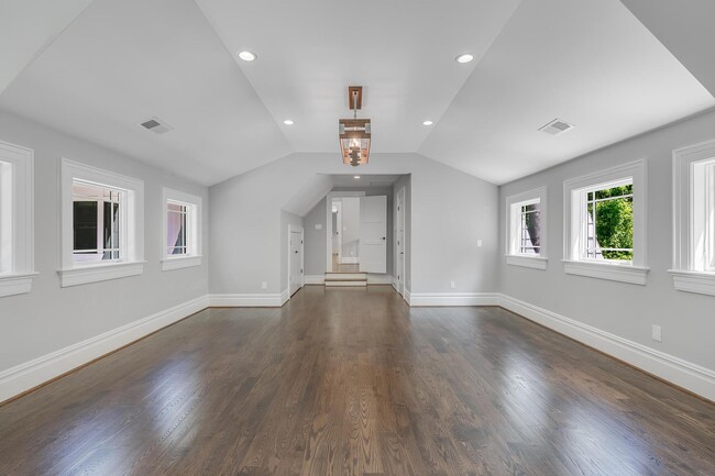 Building Photo - 7004 River Oaks Dr