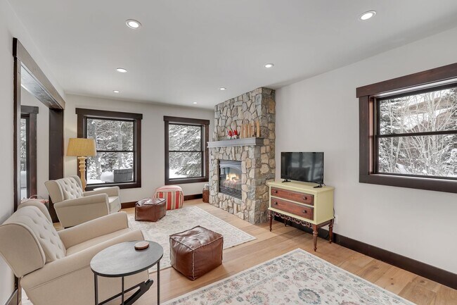 Building Photo - Luxury 3 bedoom/2.5 bathroom Home w/ Hot Tub