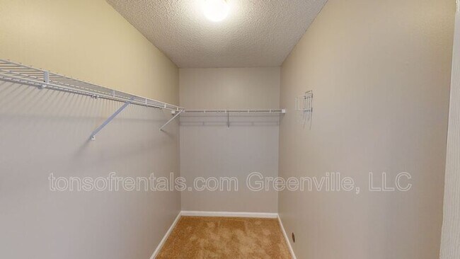 Building Photo - 101 Fairview Lake Way