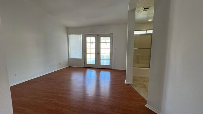 Building Photo - East Lancaster Home