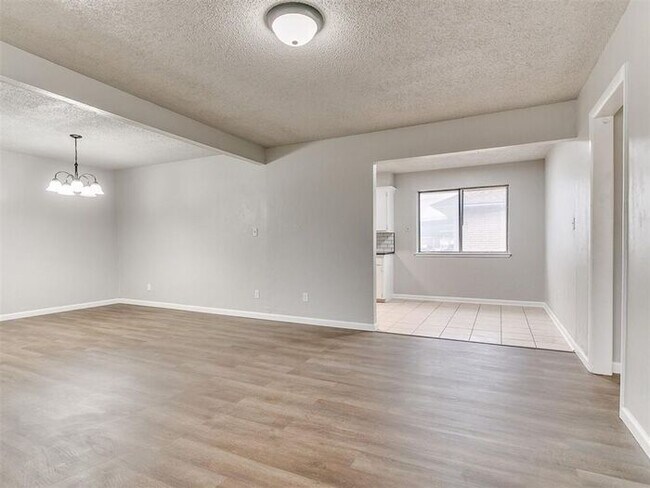 Building Photo - Super 4 Bed 1.5 Bath in the South Gate Addn in Moore, OK