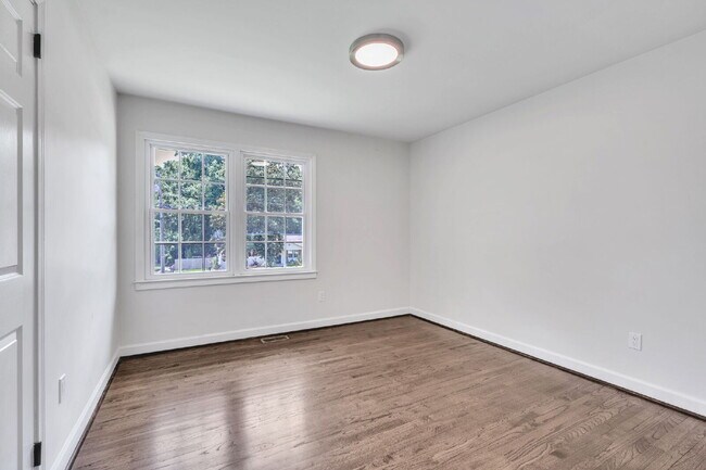 Building Photo - Beautiful 5 Bedroom 3 Bathroom Retreat with Fenced Backyard $2,200/mo rent