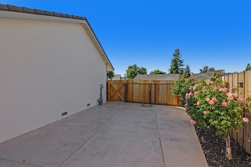 Building Photo - 2916 Biddleford Dr