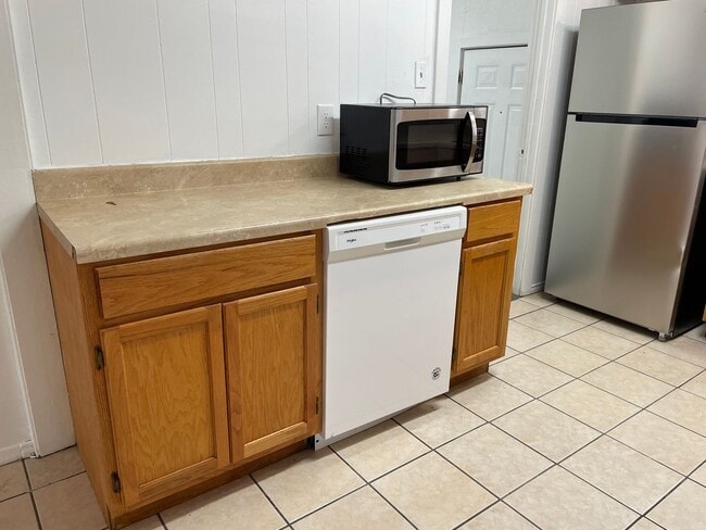 Building Photo - Available Now! *Pet Restrictions* 3 Bedroo...