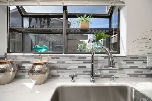 Building Photo - 323 Streamwood-
