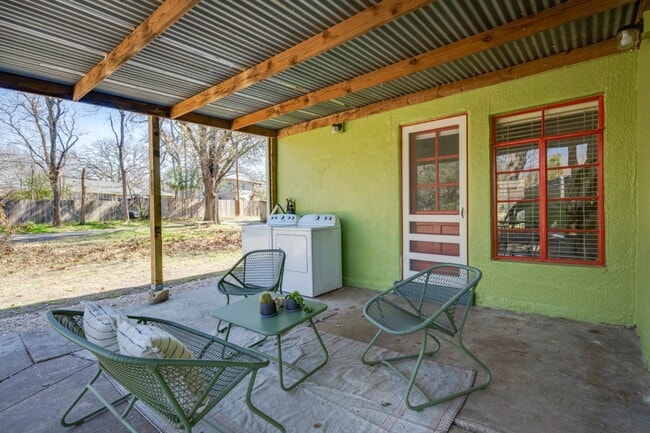 Building Photo - J07