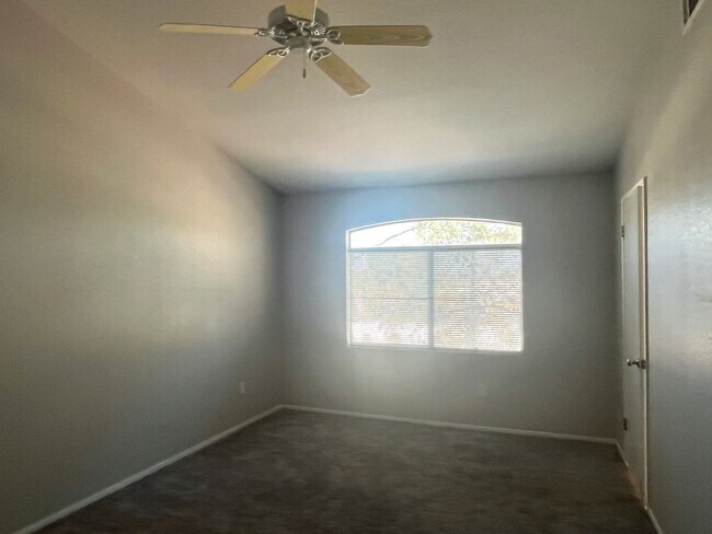 Building Photo - 2 bed, 2 bath condo located in gated community w/lush landscaping, 2 pools, spas, BBQ areas & clu...