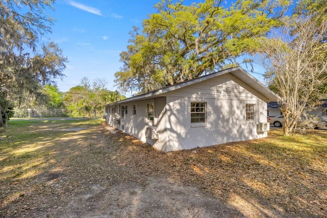 Building Photo - 403 NE 26th Ct