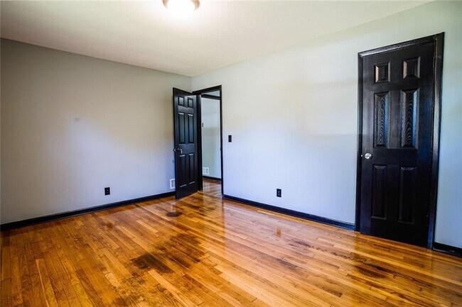 Building Photo - 2877 Whispering Hills Dr
