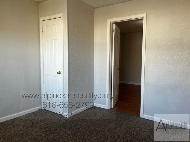 Building Photo - Spacious Vineyard Ranch, Fenced, Deck!