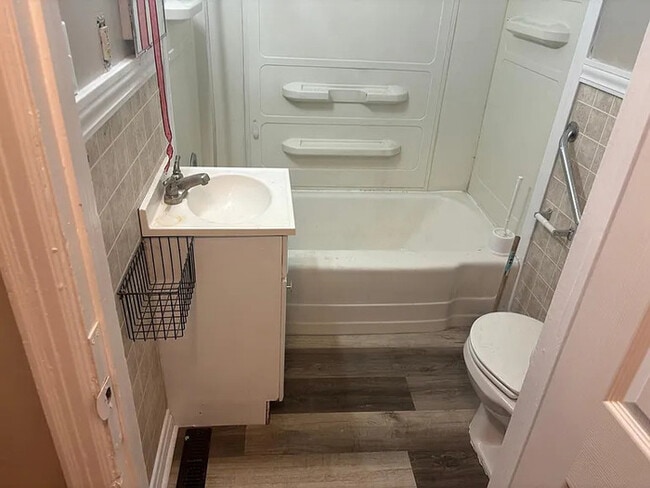 Building Photo - Westside Home For Rent 2 bed 1 bath