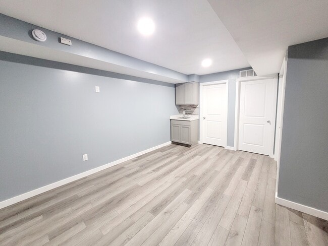 Building Photo - 729 Bates St SE