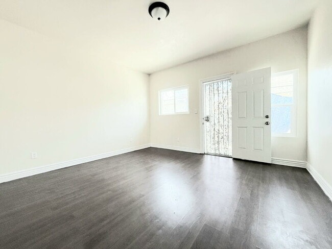 Building Photo - 1368 E Vernon Ave