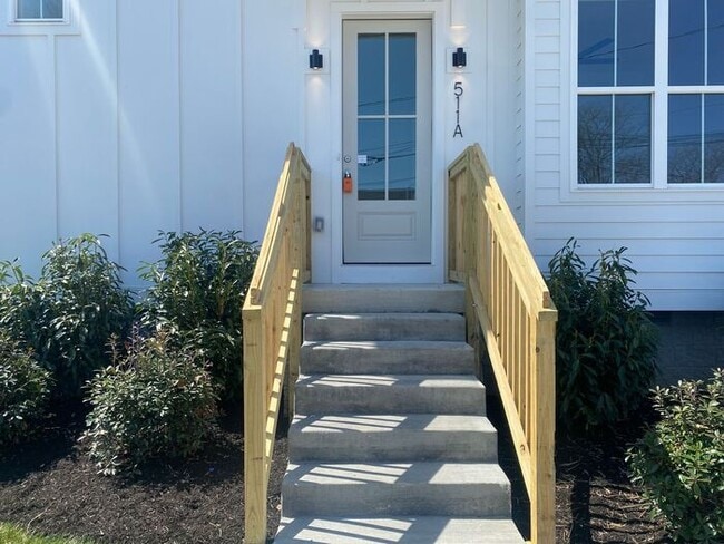 Building Photo - 4 Bed 3 Bath - 4 Min from Downtown - LAWN CARE INCLUDED