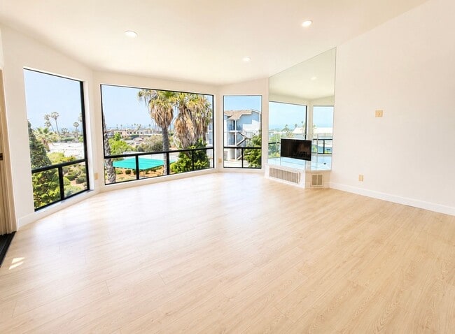 Building Photo - 2 Bedroom 2 Bath Bay Park Condo with Stunning Mission Bay Views!!