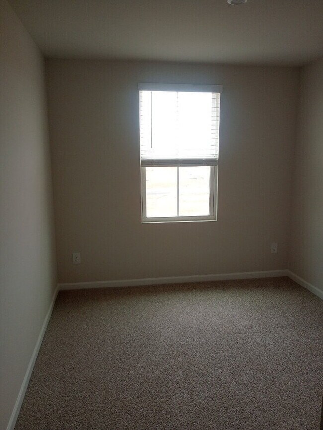 Building Photo - "Charming 3-Bed Townhouse Retreat with 2.5 Baths in Fountain Inn!"
