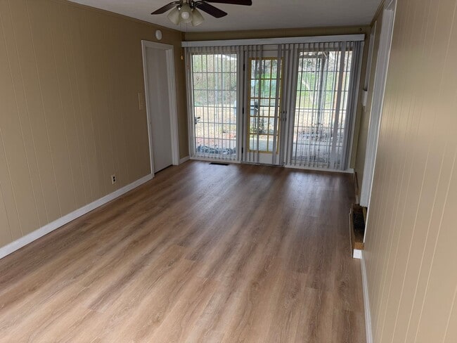 Building Photo - Lovely Large 3 Bedroom 1 1/2  Bath Ranch Style Home
