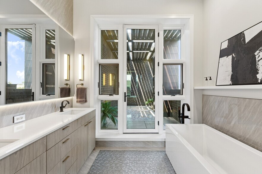 Building Photo - 2756 N Magnolia Ave