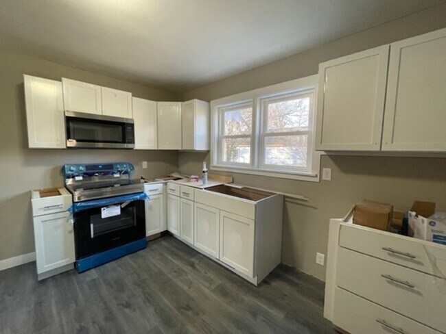 Building Photo - HUGE SHOP!  Updated 3 bedroom home in great location close to Mercy