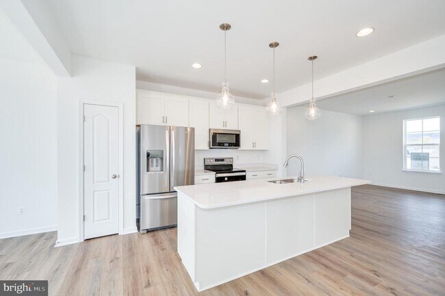 Building Photo - 301 Hillsdale Pl