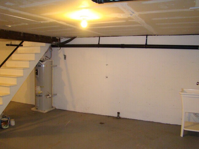 Building Photo - Charming 3 bedroom, 2 bath home