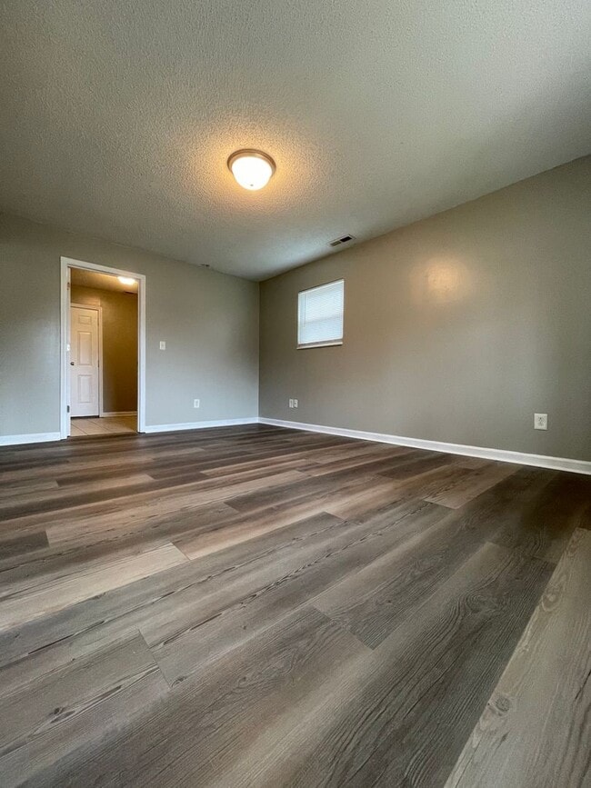 Building Photo - Inviting on Ivey!