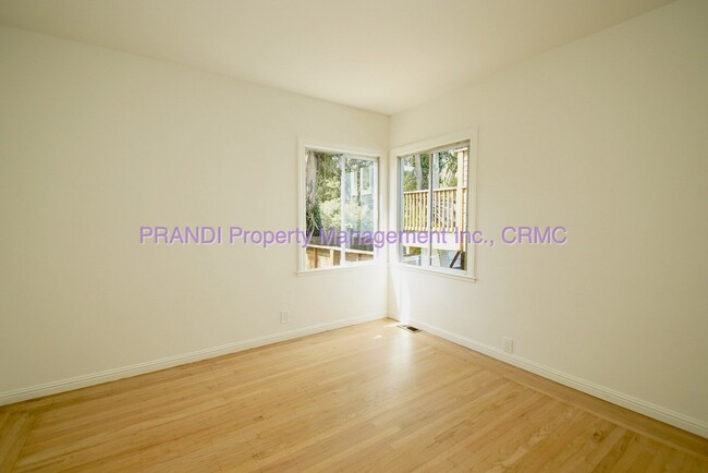 Building Photo - Charming 2-Bedroom Home with Vintage Touches, Spacious Kitchen & Prime Location Near Shops & Dining!