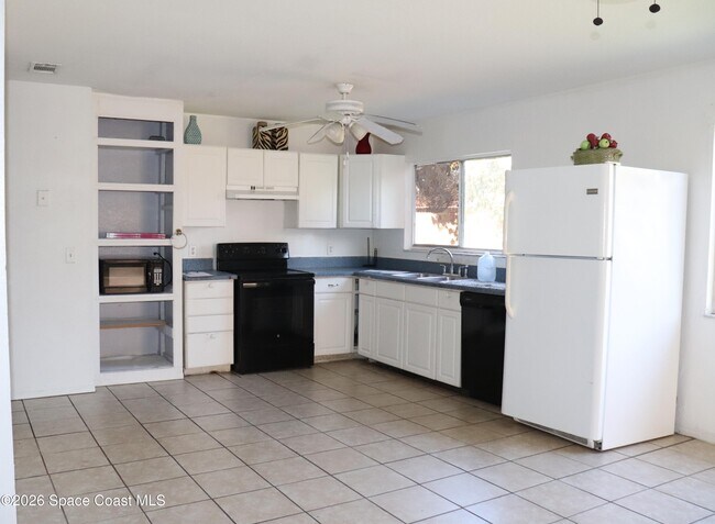 Building Photo - 1204 Linmoor Cir NE