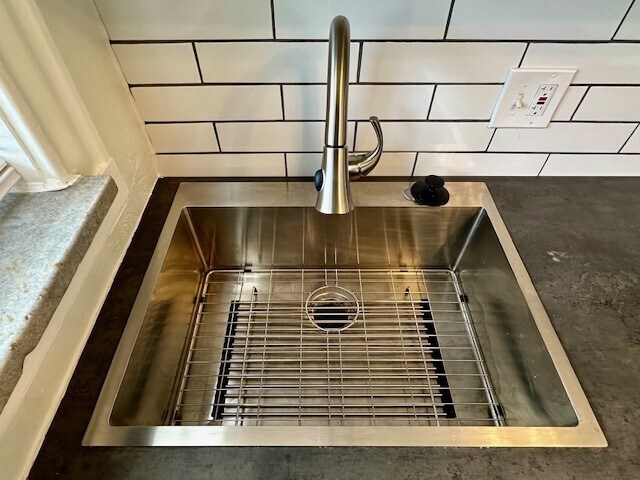 Stainless steel sink - 735 Dover Pl