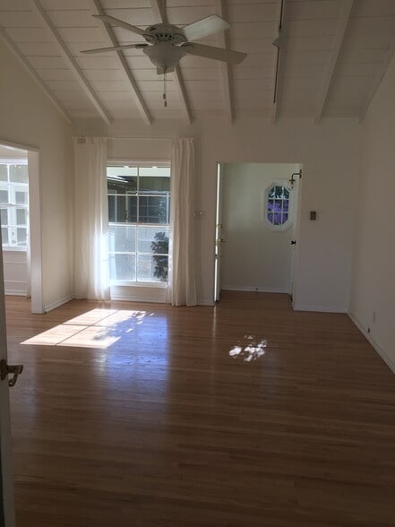 Living room and front entry - 11425 Cashmere St